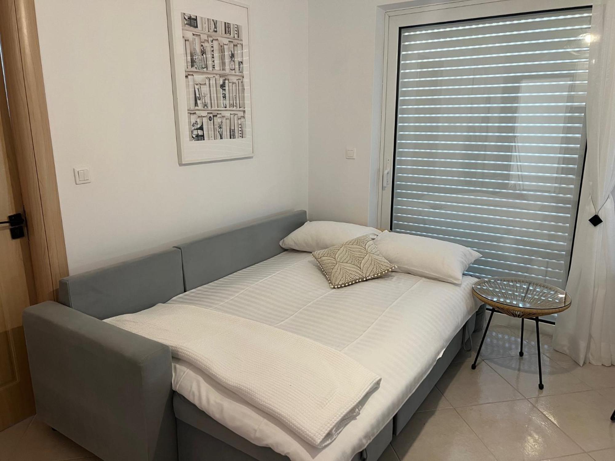 Daisy'S One-Bedroom Apartment Толон Екстериор снимка